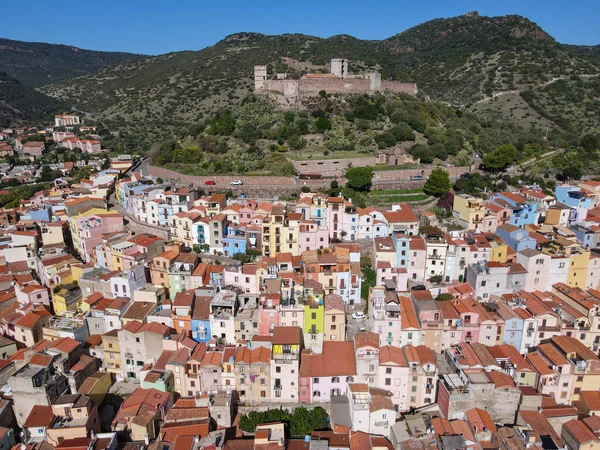 意大利Sardinia的Bosa村的Drone视图 — 图库照片
