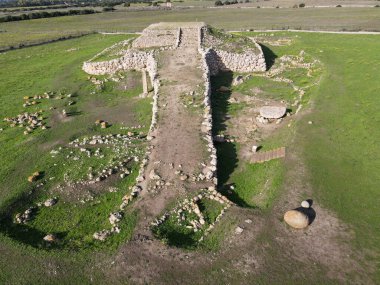 İtalya 'da Sardunya' daki Monte d 'Accoddi' nin anaokulu öncesi sunağında insansız hava aracı görüntüsü