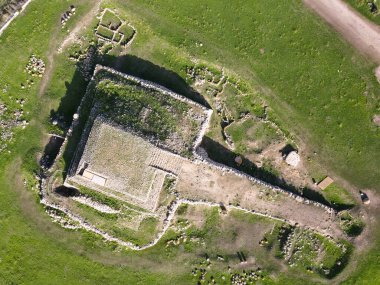 İtalya 'da Sardunya' daki Monte d 'Accoddi' nin anaokulu öncesi sunağında insansız hava aracı görüntüsü