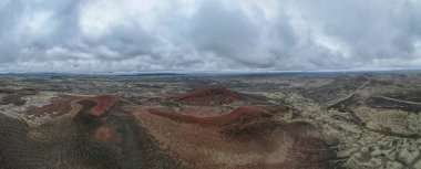 İzlanda 'daki bir volkanik kraterin insansız hava aracı görüntüsü
