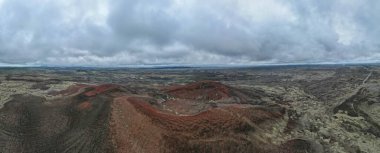 İzlanda 'daki bir volkanik kraterin insansız hava aracı görüntüsü