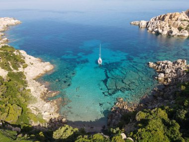 İtalya 'daki Sardunya' da Santa Teresa di Gallura yakınlarındaki Cala Spinosa 'da insansız hava aracı görüntüsü