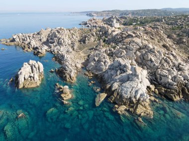 İtalya 'daki Sardunya' da Santa Teresa di Gallura yakınlarındaki Capo Testa 'da insansız hava aracı görüntüsü