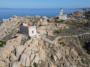 İtalya 'daki Sardunya' da Santa Teresa di Gallura yakınlarındaki Capo Testa deniz fenerinde insansız hava aracı görüntüsü.