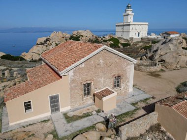 İtalya 'daki Sardunya' da Santa Teresa di Gallura yakınlarındaki Capo Testa deniz fenerinde insansız hava aracı görüntüsü.