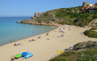 Santa Teresa di Gallura, İtalya - 19 Ekim 2022: İtalya 'da Sardunya' da Santa Teresa di Gallura plajında manzara