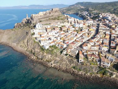 İtalya 'da Sardunya' daki Castelsardo köyünde insansız hava aracı görüntüsü