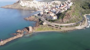 İtalya 'da Sardunya' daki Castelsardo köyünde insansız hava aracı görüntüsü