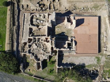 İtalya 'da Sardunya' daki Porto Torres 'in Roma arkeolojik sahasında insansız hava aracı görüntüsü