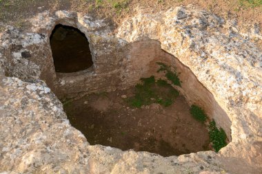 İtalya 'daki Sardunya' daki Anghelu Ruju mezarlığına bakın.