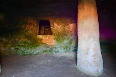 İtalya 'daki Sardunya' daki Anghelu Ruju mezarlığına bakın.