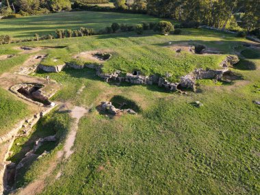 İtalya 'daki Sardunya' da Anghelu Ruju 'nun mezarlığında insansız hava aracı görüntüsü