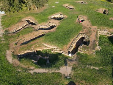 İtalya 'daki Sardunya' da Anghelu Ruju 'nun mezarlığında insansız hava aracı görüntüsü