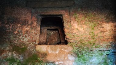 İtalya 'daki Sardunya' daki Anghelu Ruju mezarlığına bakın.