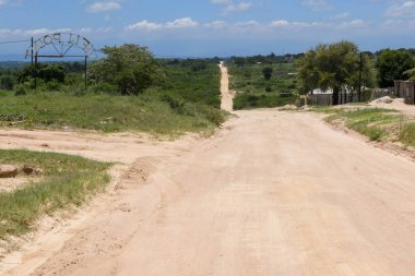 Güney Afrika 'daki Kruger Ulusal Parkı' nda toprak yol manzarası