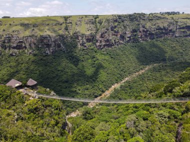 İHA görüntüsü, Güney Afrika Oribi geçidinde asma köprü.