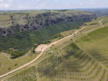 Güney Afrika 'daki Shepstone Limanı yakınlarındaki Oribi geçidinde insansız hava aracı görüntüsü.