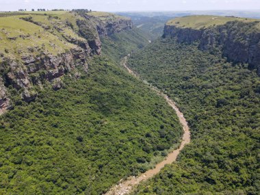 Güney Afrika 'daki Shepstone Limanı yakınlarındaki Oribi geçidinde insansız hava aracı görüntüsü
