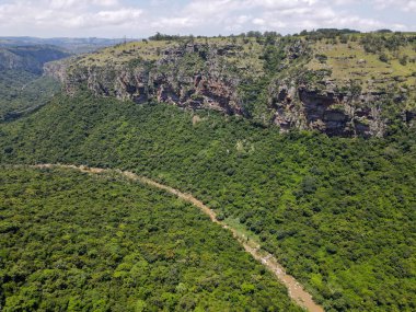 Güney Afrika 'daki Shepstone Limanı yakınlarındaki Oribi geçidinde insansız hava aracı görüntüsü