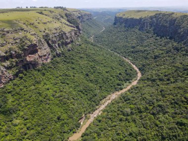 Güney Afrika 'daki Shepstone Limanı yakınlarındaki Oribi geçidinde insansız hava aracı görüntüsü