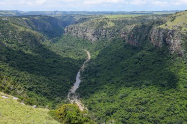 Güney Afrika 'daki Shepstone Limanı yakınlarındaki Oribi geçidinde insansız hava aracı görüntüsü