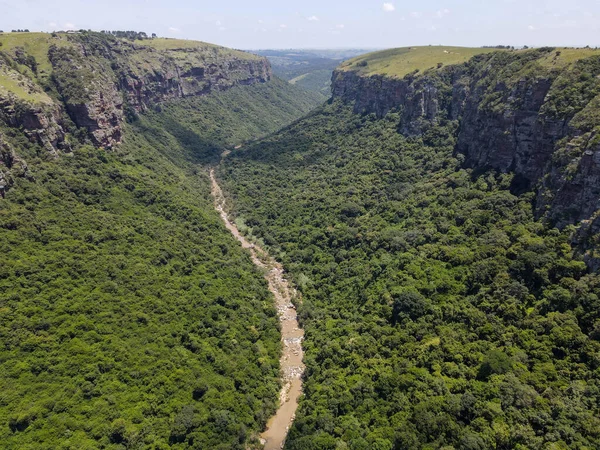 Güney Afrika 'daki Shepstone Limanı yakınlarındaki Oribi geçidinde insansız hava aracı görüntüsü