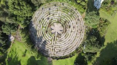 Güney Afrika 'daki Hogsback kırsalındaki labirentte insansız hava aracı görüntüsü