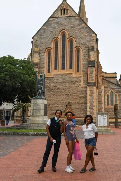 Грэмстаун Юар Января 2023 Года Три Девушки Позируют Перед Церковью — стоковое фото