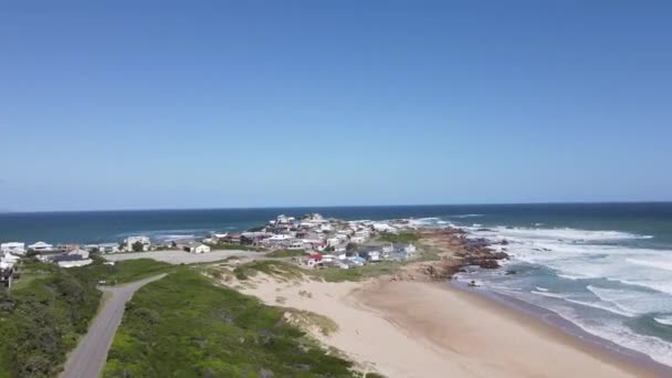 南アフリカのバッファロー湾の村でのドローンビュー — ストック動画