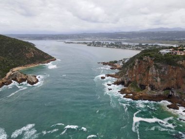 Güney Afrika 'da Knysna yakınlarındaki kayalıklarda insansız hava aracı görüntüsü