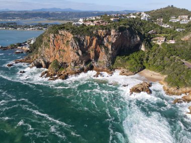 Güney Afrika 'da Knysna yakınlarındaki kayalıklarda insansız hava aracı görüntüsü