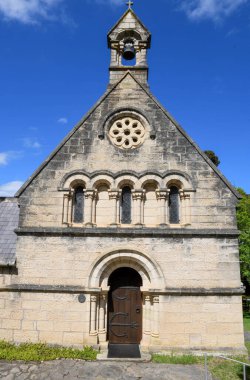 Güney Afrika 'da Knysna yakınlarındaki Belvidere' deki kutsal üçlü kilise.