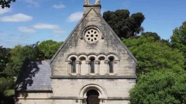 Güney Afrika 'daki Knysna yakınlarındaki Belvidere' deki Kutsal Üçlü Kilisesi 'nin insansız hava aracı görüntüsü.