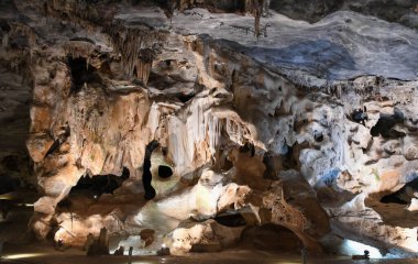 Güney Afrika 'daki Cango mağarasına bakın.