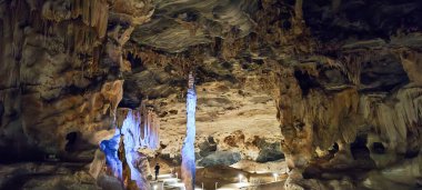 Güney Afrika 'daki Cango mağarasına bakın.