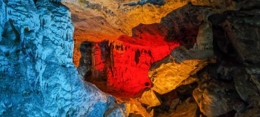 Güney Afrika 'daki Cango mağarasına bakın.