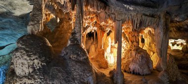 Güney Afrika 'daki Cango mağarasına bakın.