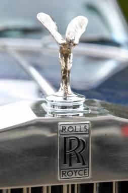 Barrydale, Güney Afrika - 27 Ocak 2023: Güney Afrika 'daki Barrydale' de Rolls Royce arabasının logosu