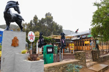 Barrydale, Güney Afrika - 27 Ocak 2023: Güney Afrika 'daki Barrydale' de klasik reklam tabelaları