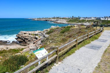 Güney Afrika 'daki Hermanus kıyılarına bakın.