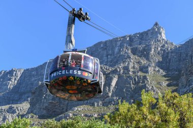 Cape Town, Güney Afrika - 4 Şubat 2023: Güney Afrika 'daki Cape Town üzerinden Table Dağı' na giden kablo araç