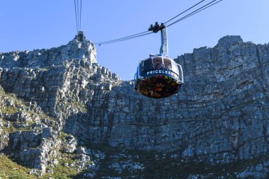 Cape Town, Güney Afrika - 4 Şubat 2023: Güney Afrika 'daki Cape Town üzerinden Table Dağı' na giden kablo araç