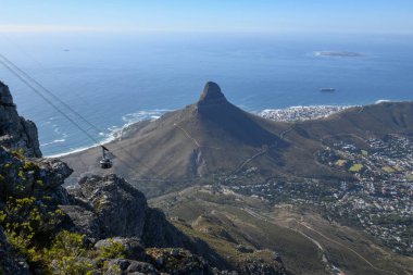Güney Afrika 'daki dağdan Cape Town' a bakın.