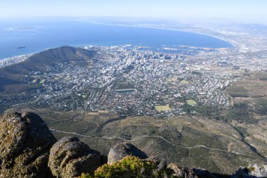 Güney Afrika 'daki dağdan Cape Town' a bakın.