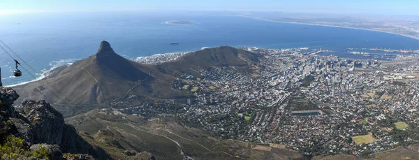 Güney Afrika 'daki dağdan Cape Town' a bakın.