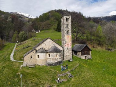 İsviçre 'deki Blenio Velley' deki Leontica 'daki Saint Carlo kilisesinde insansız hava aracı görüntüsü.