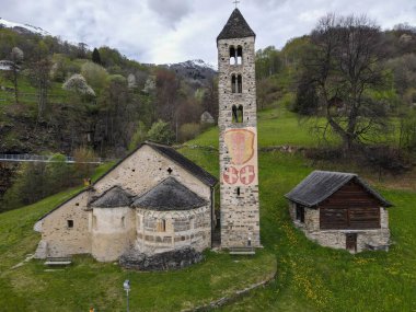 İsviçre 'deki Blenio Velley' deki Leontica 'daki Saint Carlo kilisesinde insansız hava aracı görüntüsü.
