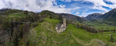 İsviçre 'deki Blenio Velley' deki Leontica 'daki Saint Carlo kilisesinde insansız hava aracı görüntüsü.