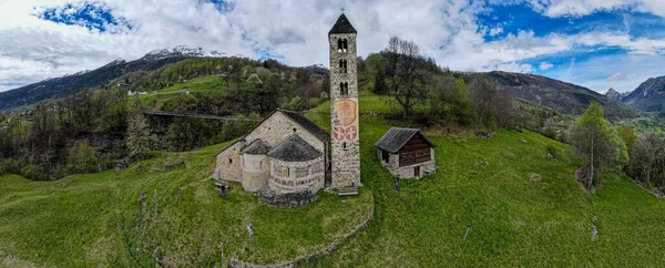 Вид Беспилотник Церкви Святого Карло Леонтике Blenio Velley Швейцарии — стоковое фото