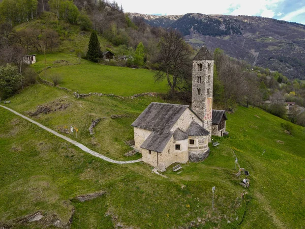 在瑞士Blenio Velley的Leontica的Saint Carlo教堂的Drone视图 — 图库照片